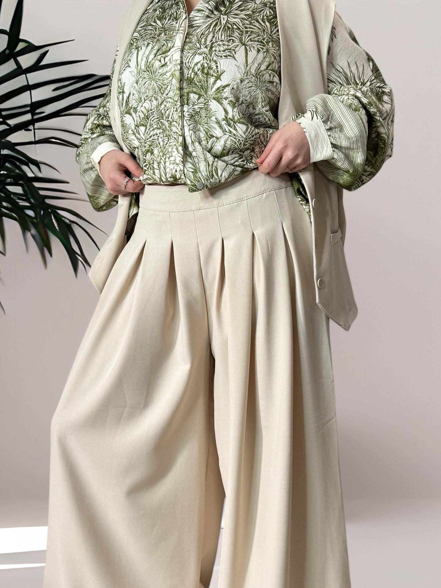 ANOUSHKA - ENSEMBLE BEIGE PANTALON ET GILET JUSQU'A LA TAILLE 52