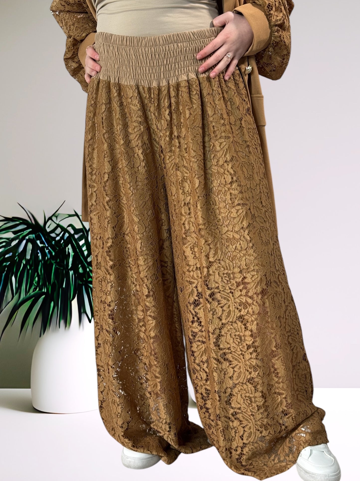 MICHOU -  PANTALON CAMEL EN DENTELLE JUSQU'A LA TAILLE 54