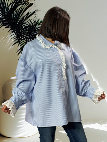 LINETTE - CHEMISE BLEUE A RAYURE AVEC DENTELLE JUSQU'A LA TAILLE 50