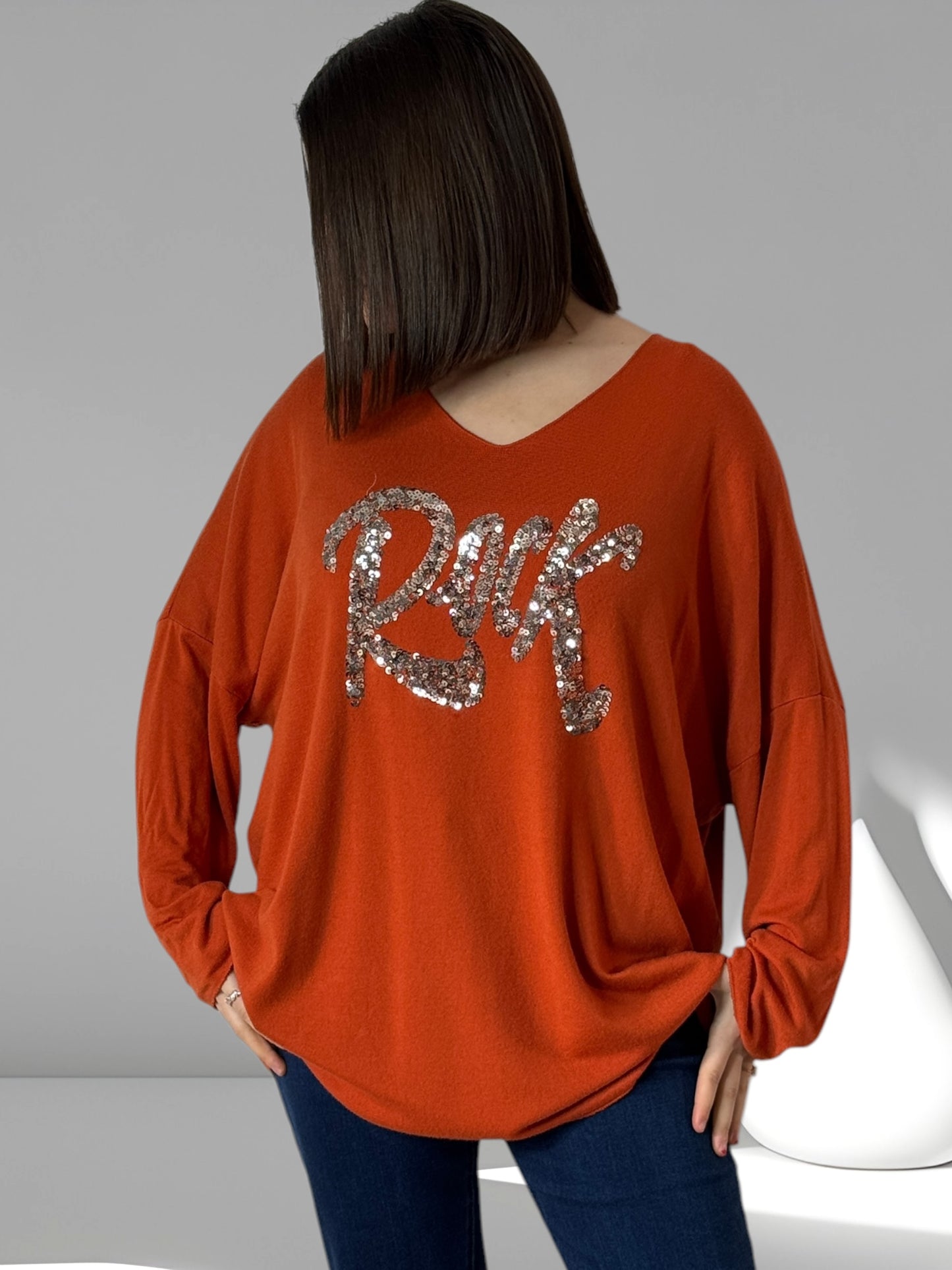 ROCK - PULL ROUX EN MAILLE LOGO EN SEQUINS JUSQU'A LA TAILLE 54