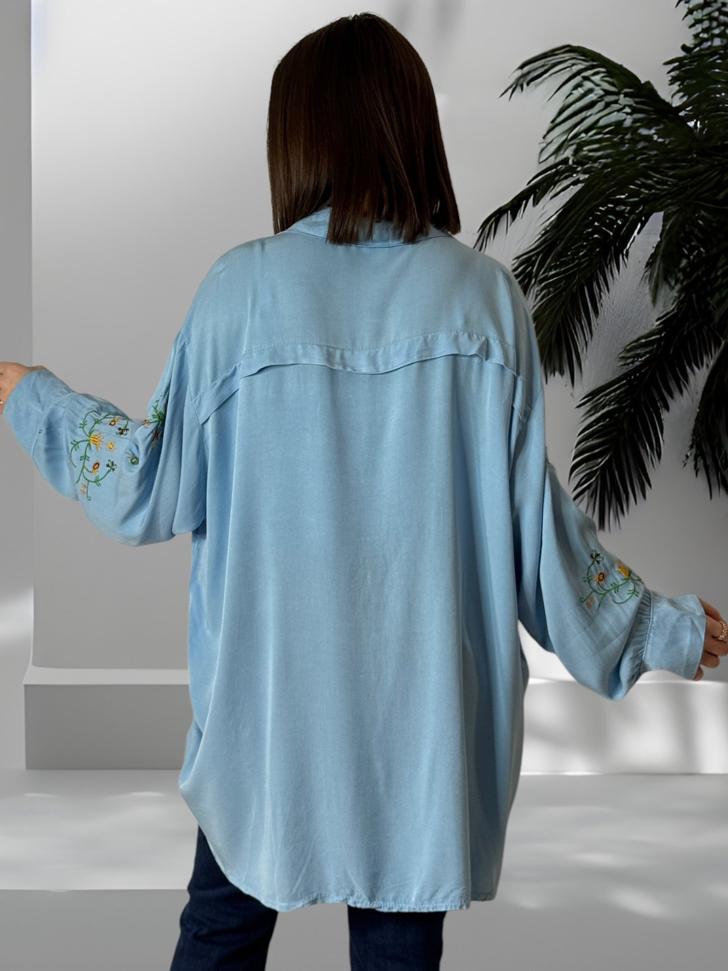 GRAZIELLA - CHEMISE OVERSIZE BLEUE MANCHES BRODEES JUSQU'A LA TAILLE 54