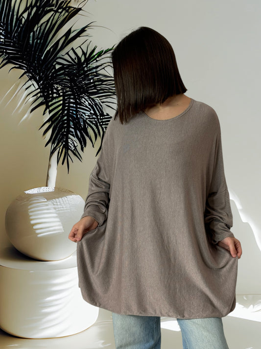 CAPRIO - PULL TAUPE EN MAILLE FLUIDE JUSQU'A LA TAILLE 54