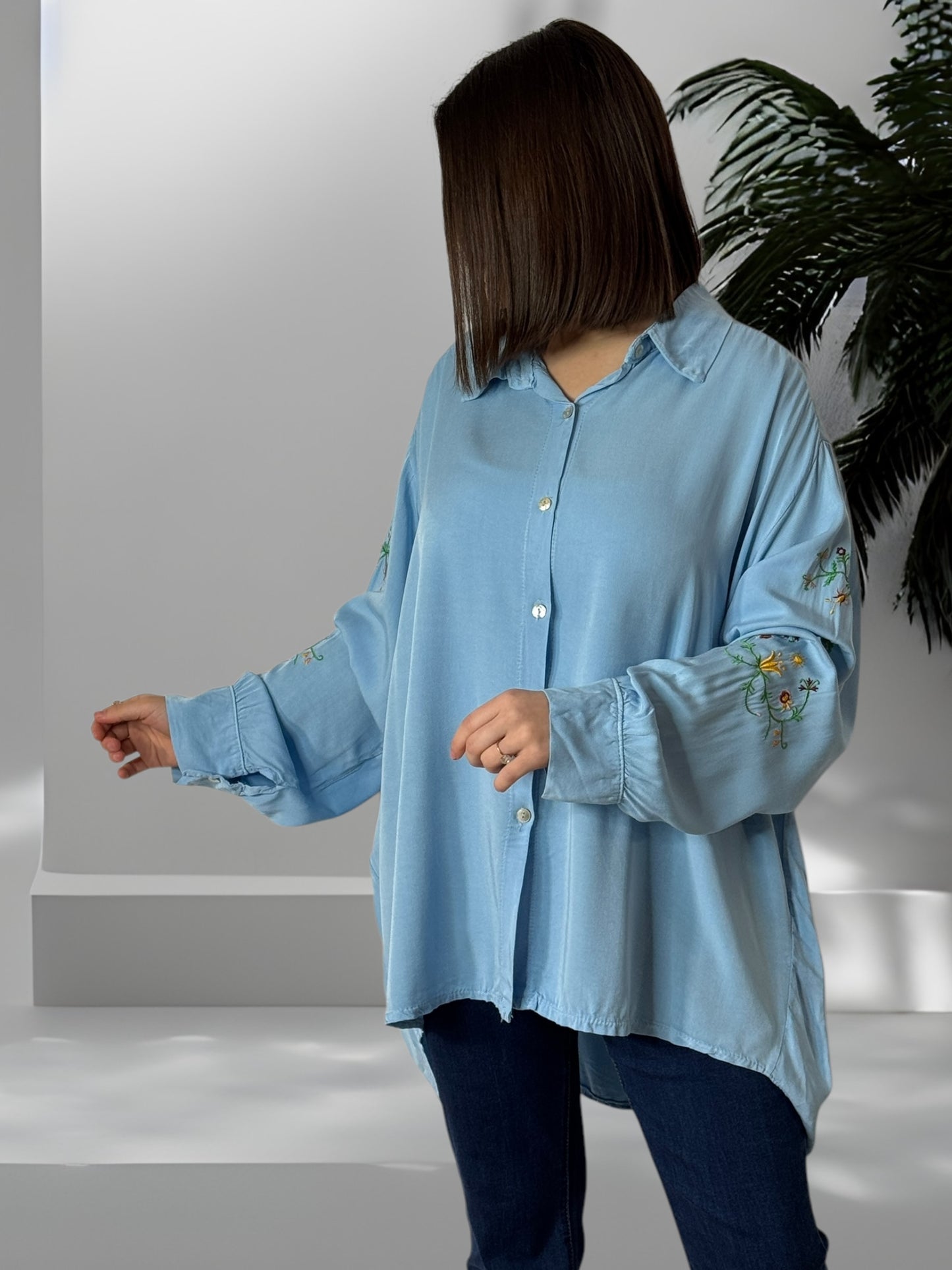 GRAZIELLA - CHEMISE OVERSIZE BLEUE MANCHES BRODEES JUSQU'A LA TAILLE 54