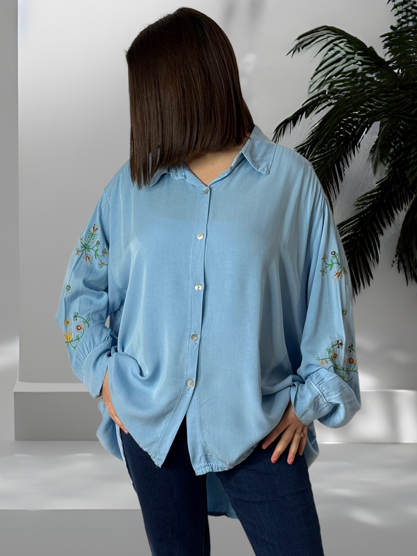 GRAZIELLA - CHEMISE OVERSIZE BLEUE MANCHES BRODEES JUSQU'A LA TAILLE 54