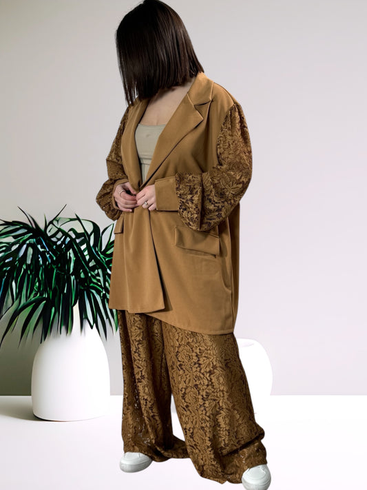 CASSIOPE - ENSEMBLE CAMEL PANTALON ET BLAZER EN DENTELLE JUSQU'A LA TAILLE 54