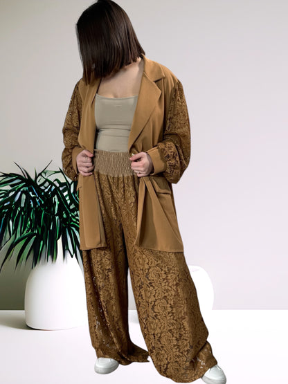 CASSIOPE - ENSEMBLE CAMEL PANTALON ET BLAZER EN DENTELLE JUSQU'A LA TAILLE 54